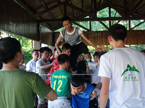 长沙医学院大学生户外拓展培训