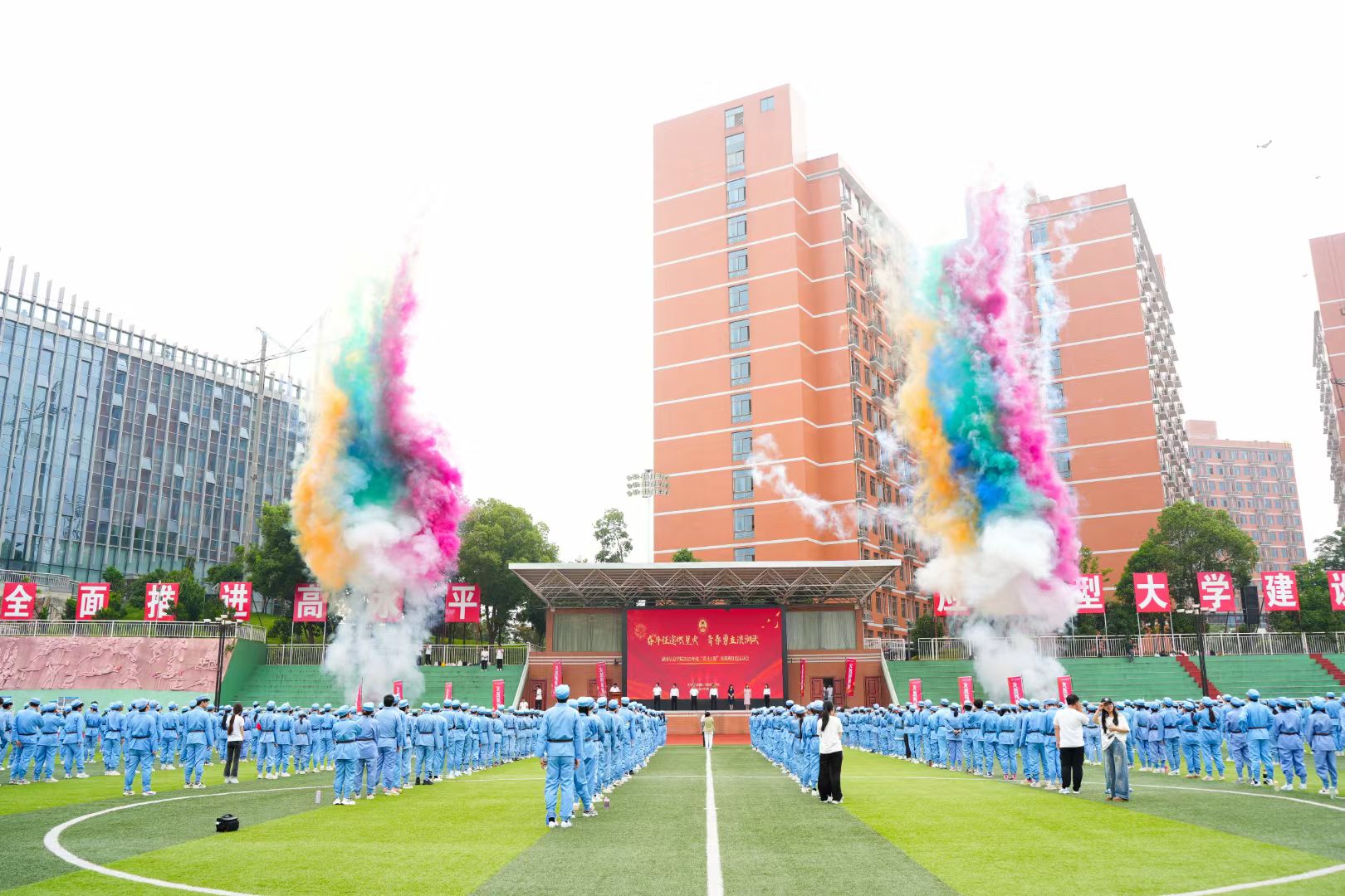 500名教职工红色主题趣味运动会