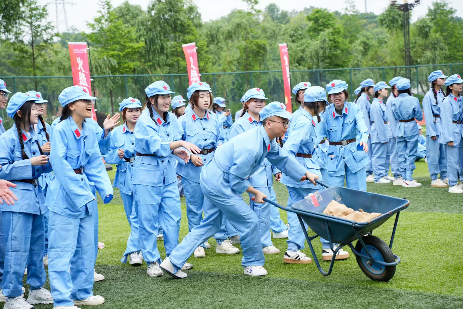 500名教职工红色主题趣味运动会