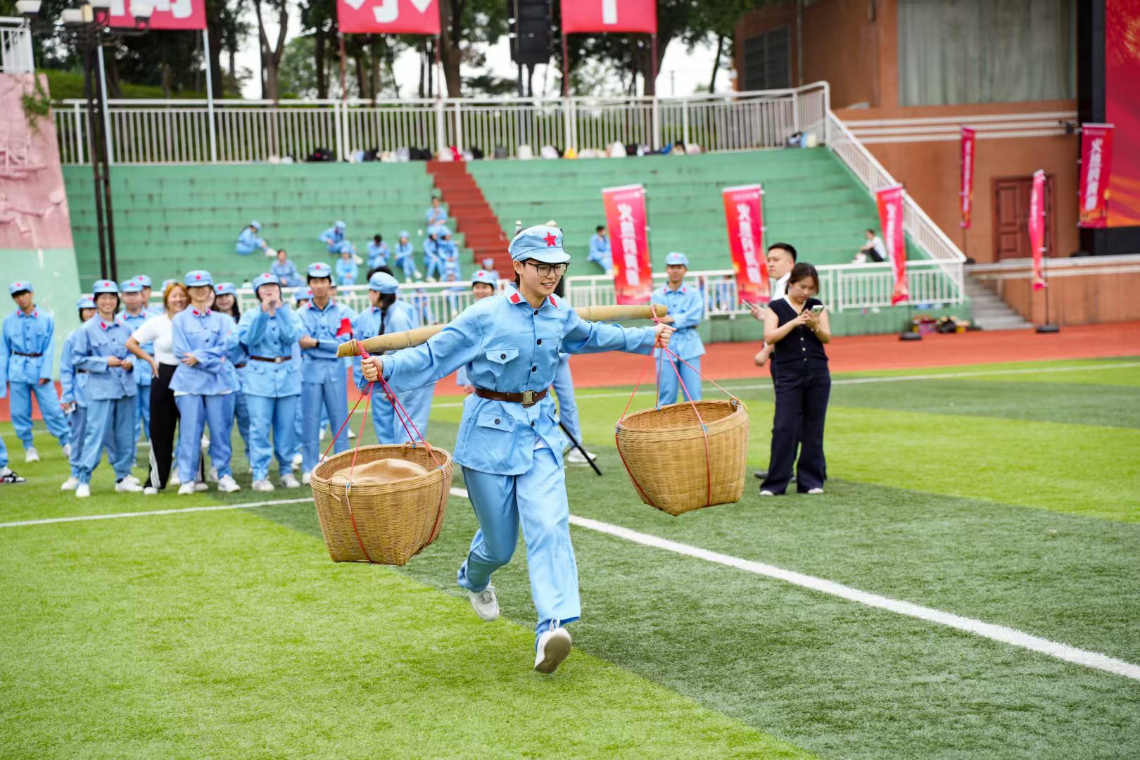 500名教职工红色主题趣味运动会