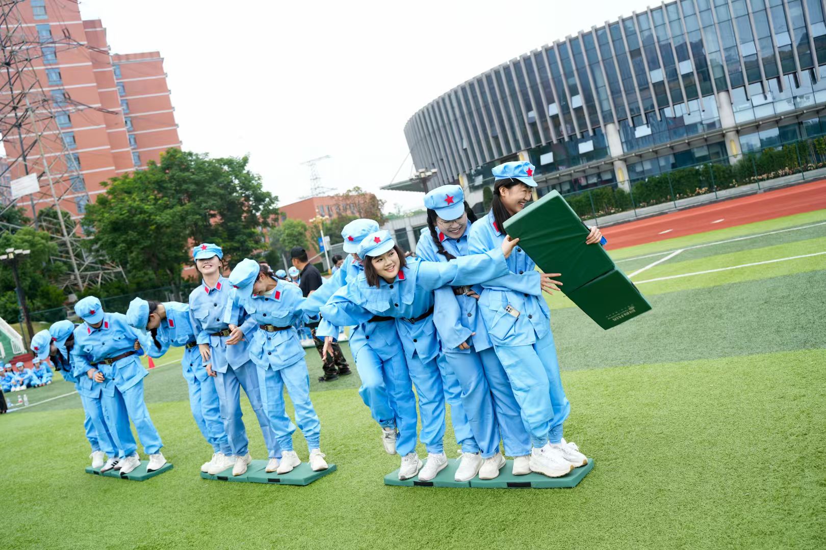 500名教职工红色主题趣味运动会